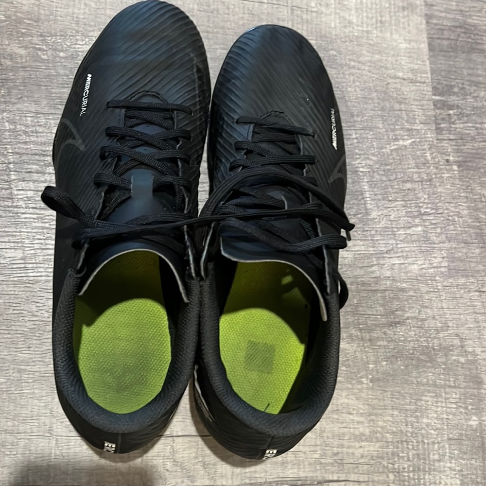 Excellent condition black Nike soccer shoes size 8 men’s.